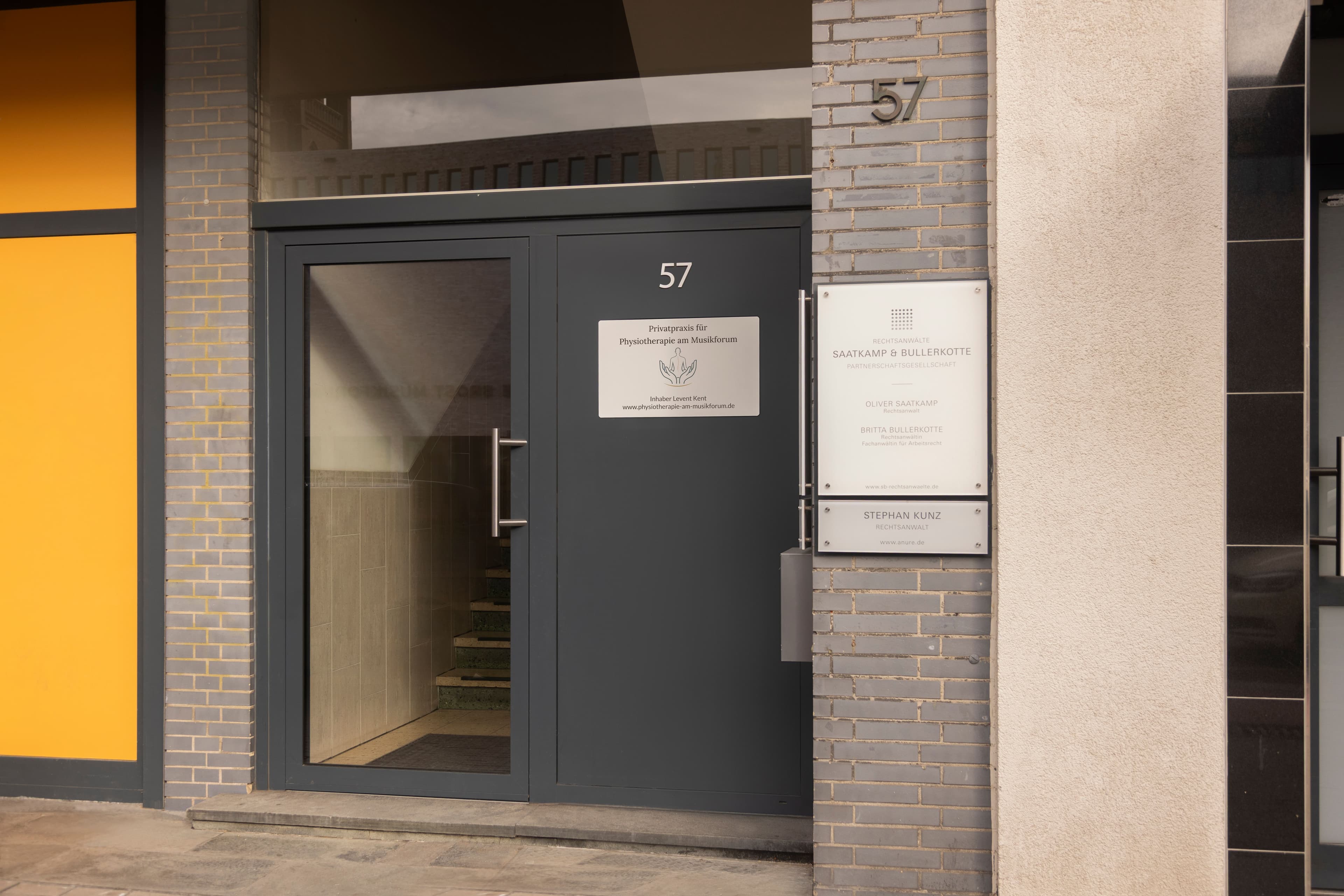 Entrance to the practice on Viktoriastraße